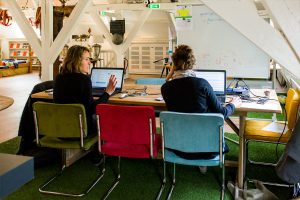 Free parking at a creative professional meeting room in Utrecht. If you want to rent a meeting location, call the Quilt.